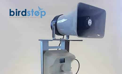 Diffusore acustico BirdAcustic a tromba montato su staffa, con la centralina di programmazione