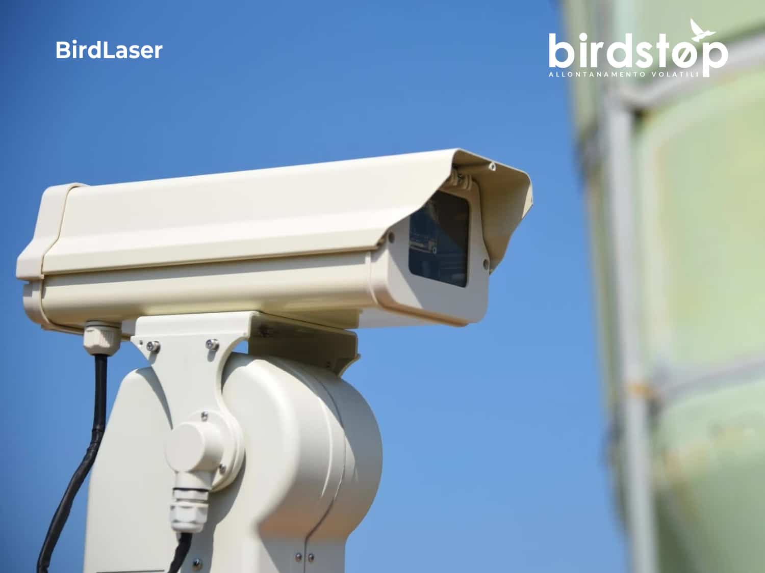 Unità BirdLaser AI installata in quota, con il corpo ottico orientato sull’area da presidiare