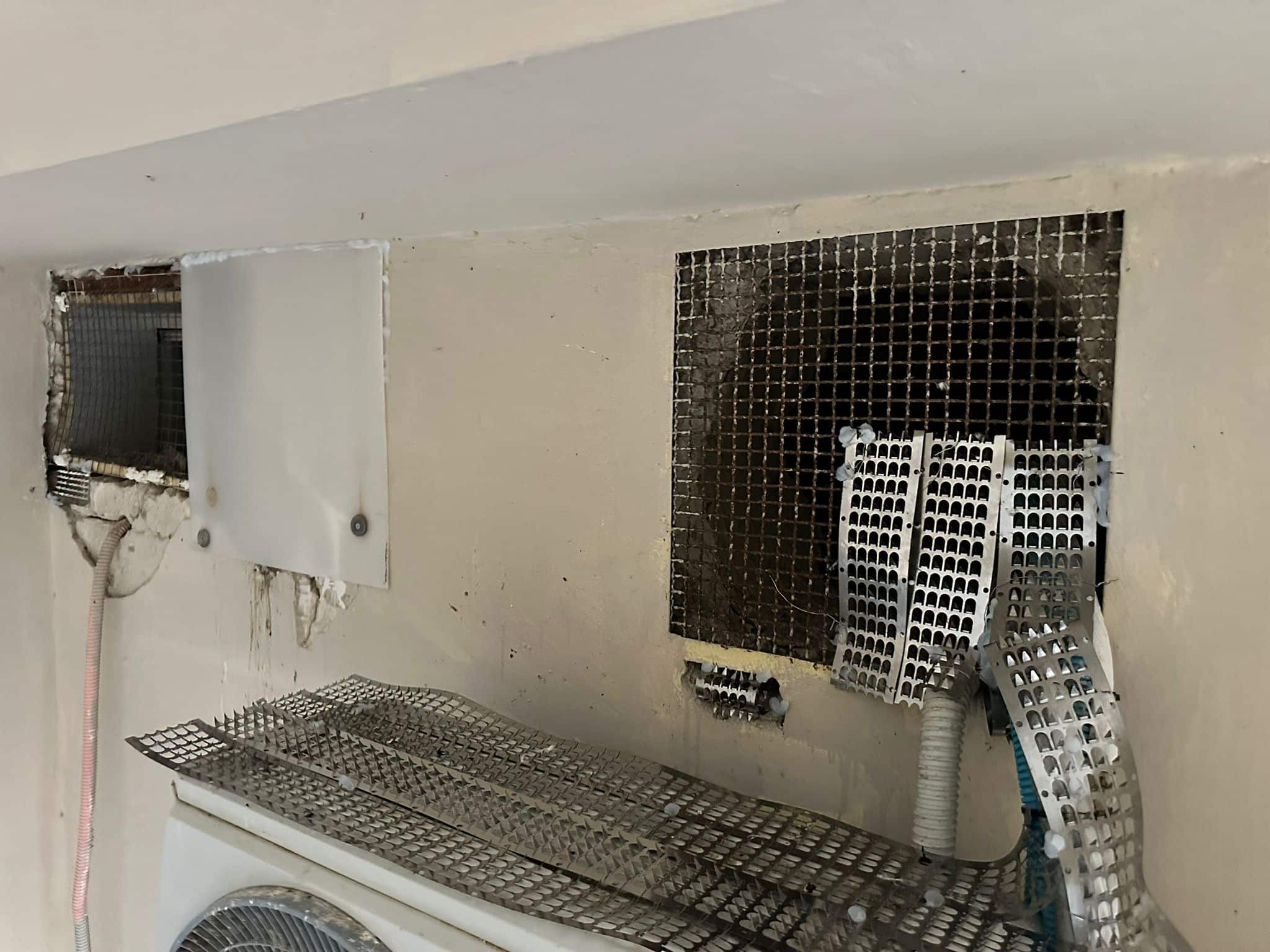 Vano tecnico esterno con unità di climatizzazione protetto da griglie e pannelli metallici forati realizzati su misura