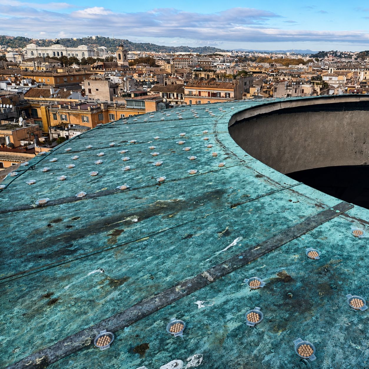 Coppette di gel dissuasore appoggiate sul manto di copertura della cupola del Pantheon a Roma