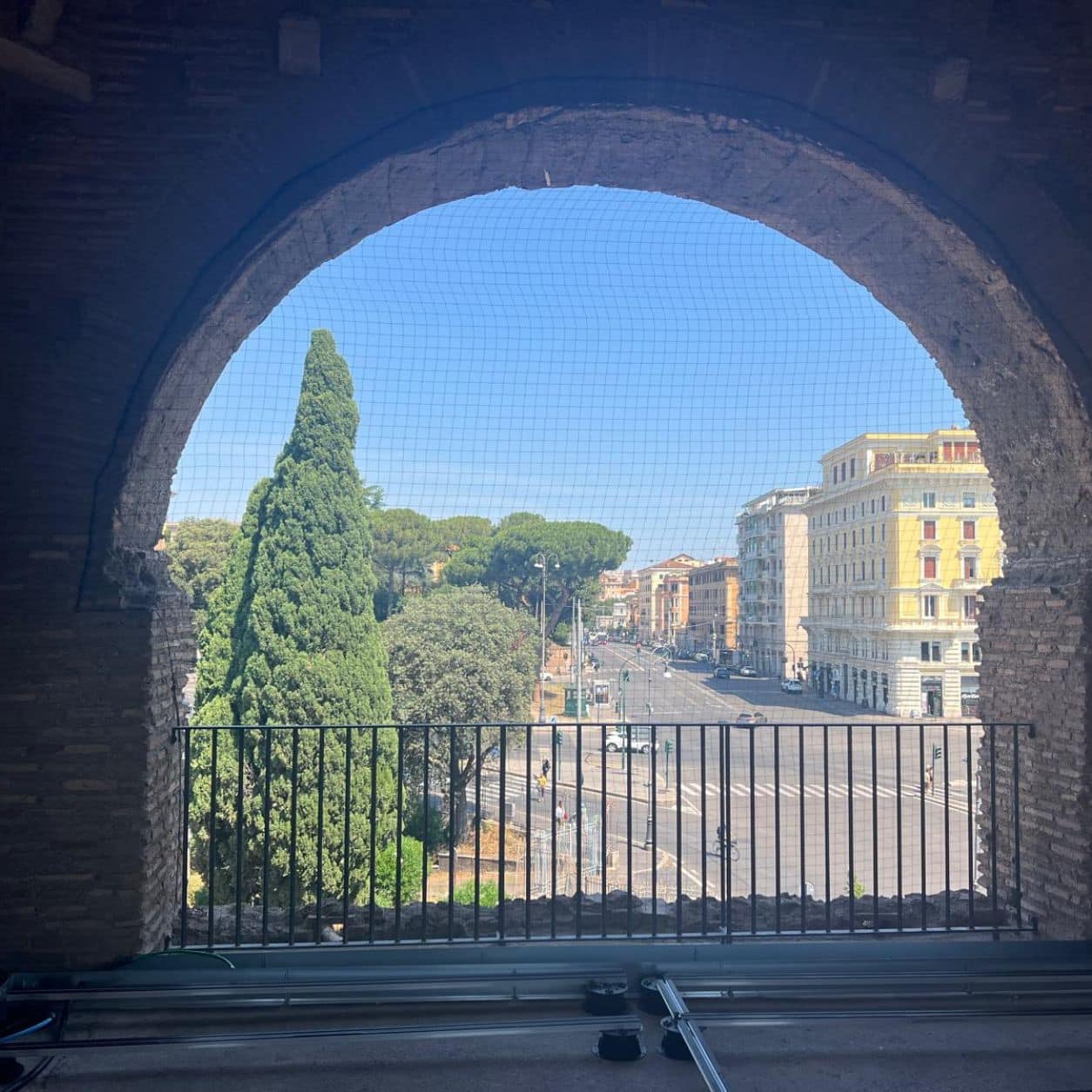 Rete anti volatili applicata sotto un arco monumentale affacciato sulla strada
