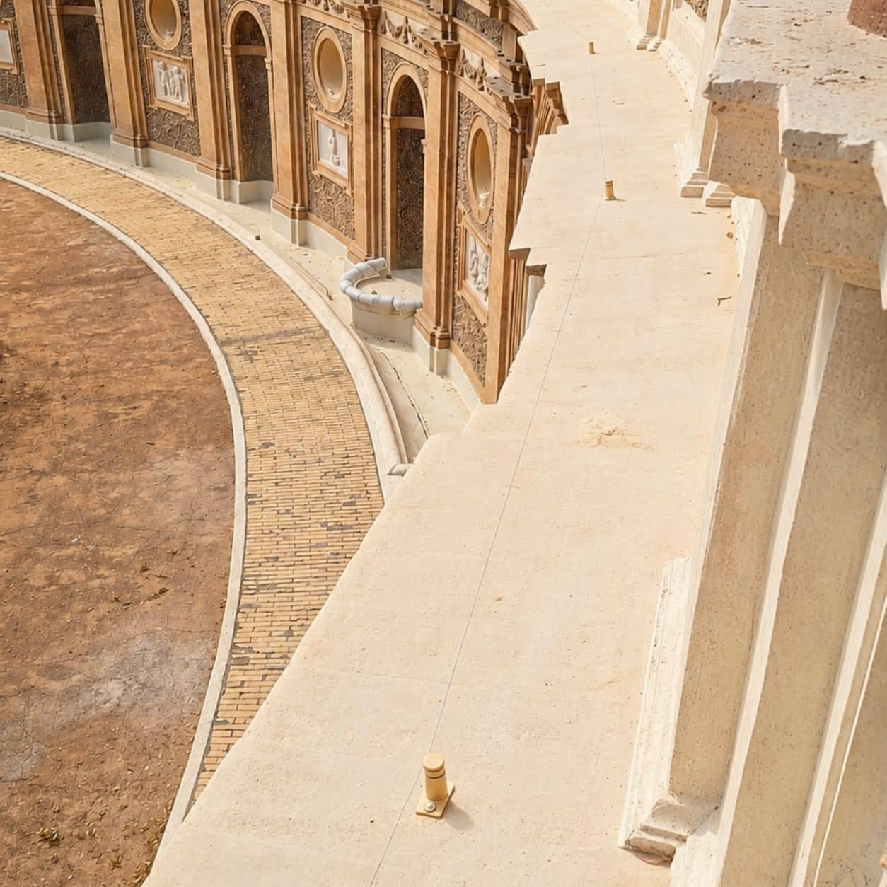 Filo del sistema FlyAway teso lungo la terrazza di un edificio storico per allontanare i volatili senza contatto