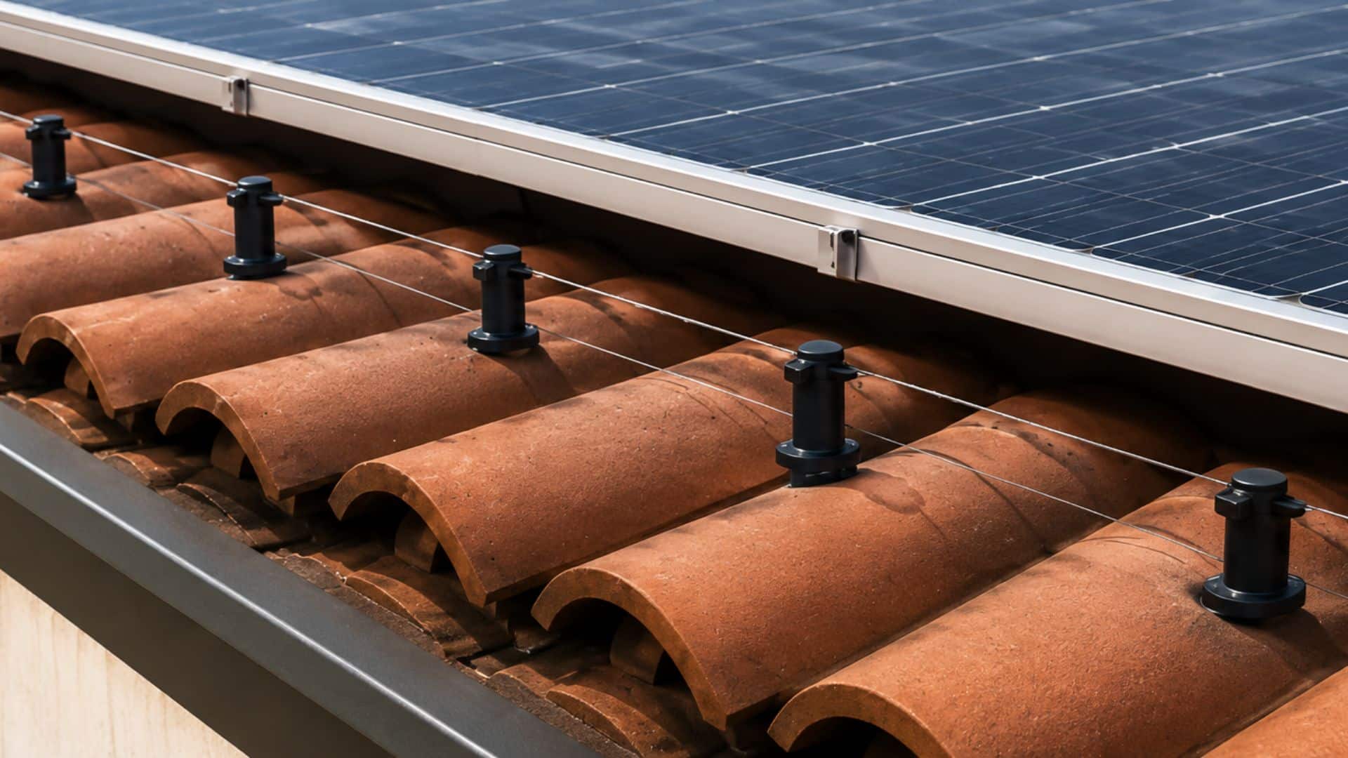 Sistema FlyAway installato sul bordo di un tetto: supporti neri e filo teso lungo la linea di gronda