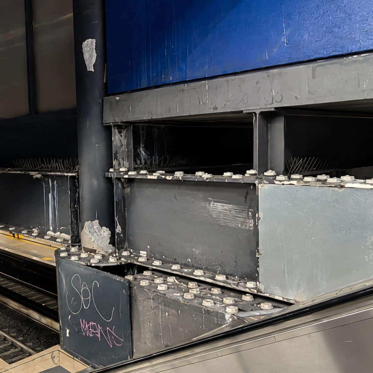 Sopra i binari della metropolitana: sui bordi delle travi e nelle nicchie strutturali sono stati installati i dissuasori e applicato il trattamento repellente, lì dove i piccioni atterravano e si infilavano.