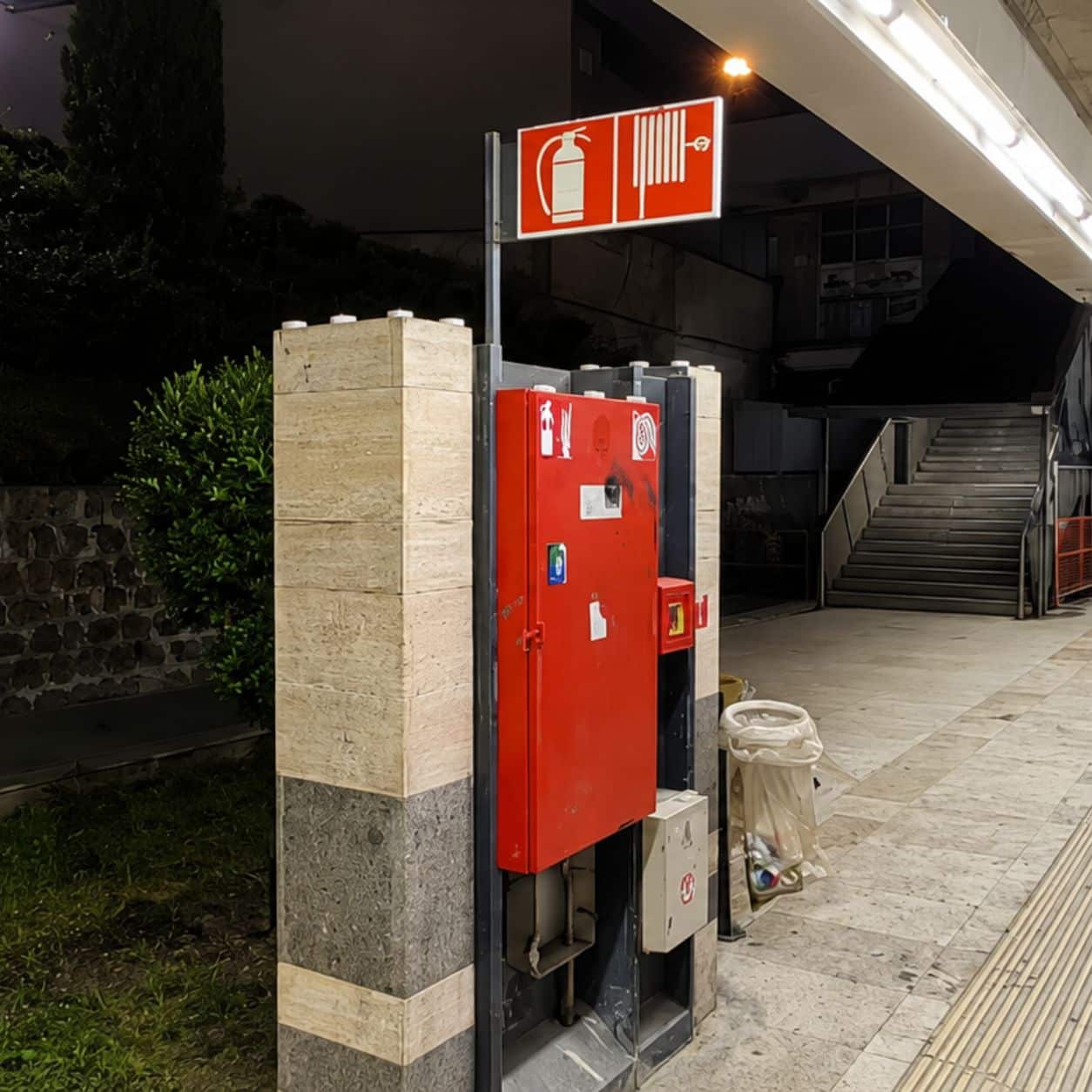 Coppette BirdFire installate sulla sommità di un pilastro in una stazione ATAC a Roma