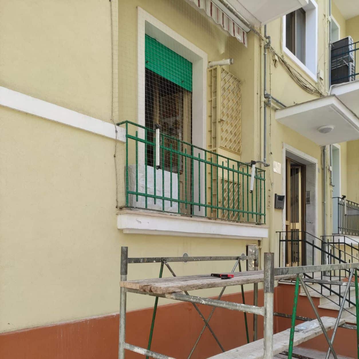 Balcone dell’edificio con il ponteggio in opera durante il cantiere di installazione della rete