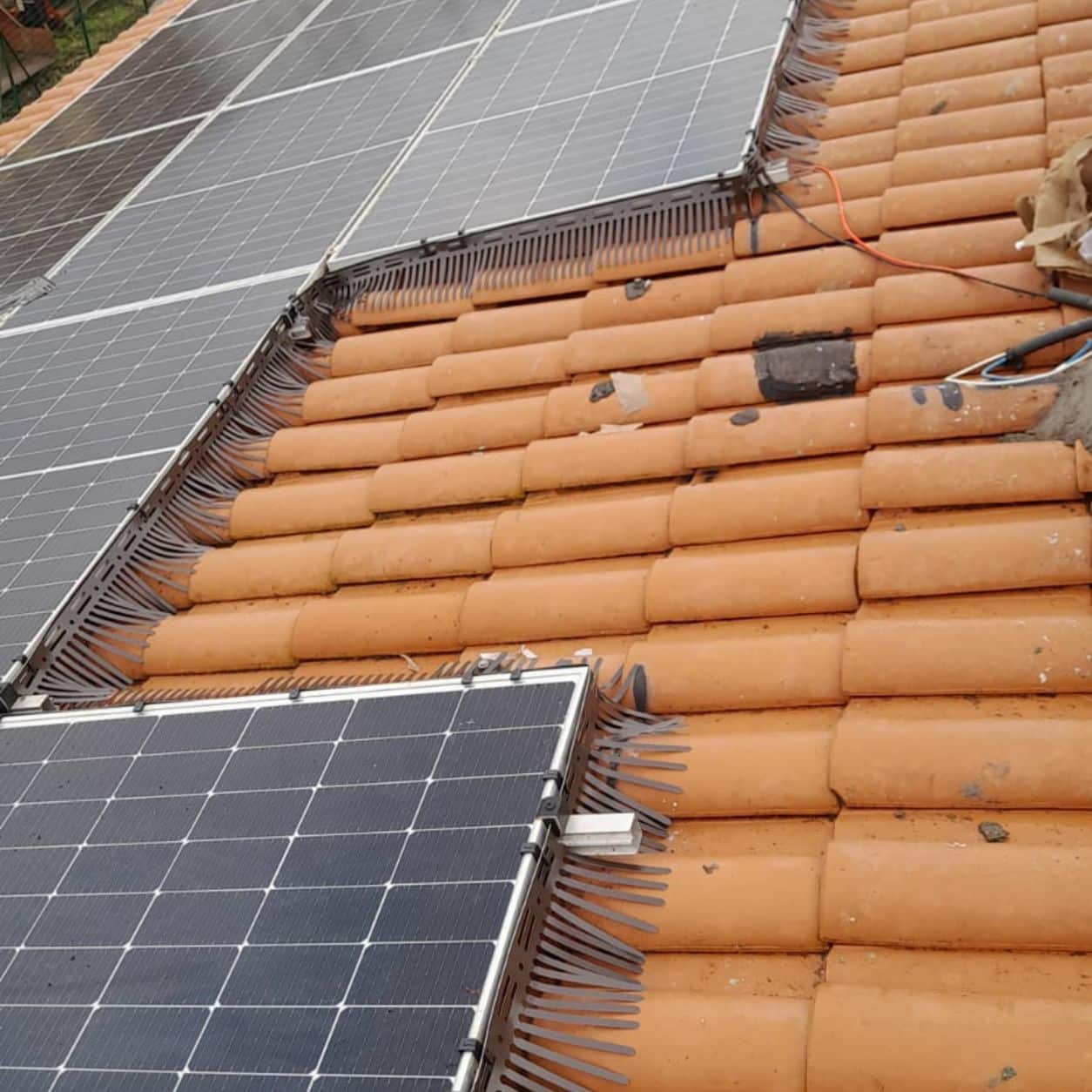 Falda in coppi con moduli fotovoltaici e manto ripulito a fine intervento