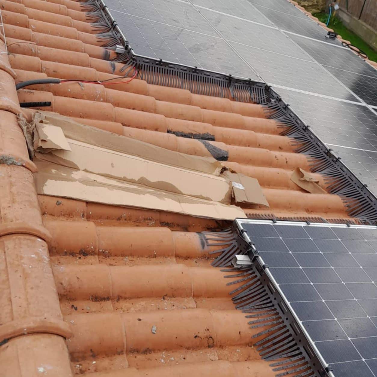 Tetto in coppi con campo fotovoltaico e un tratto di manto sostituito accanto ai moduli