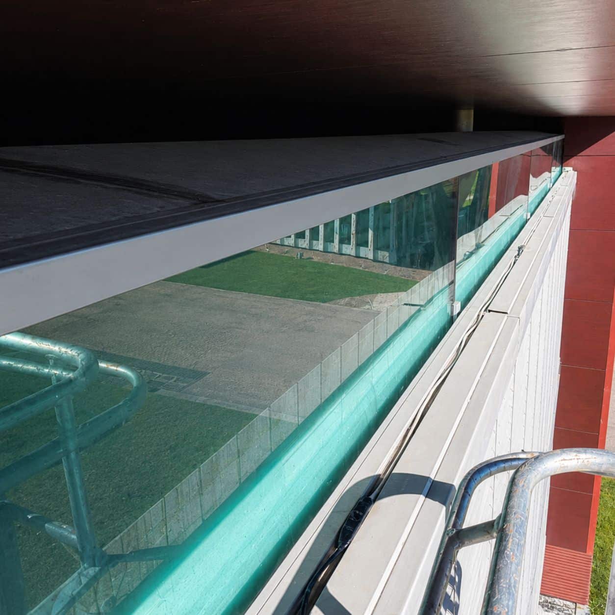 Rete anti volatili tesa lungo la facciata di un edificio aziendale