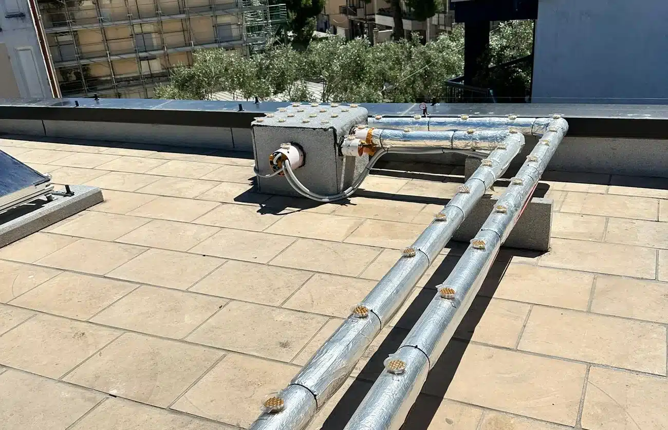 Tubazioni coibentate e blocco tecnico sul terrazzo della villa di Altamura, protetti con le coppette BirdFire