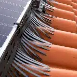 Profilo della barriera BirdSun installato lungo il bordo di una fila di moduli fotovoltaici