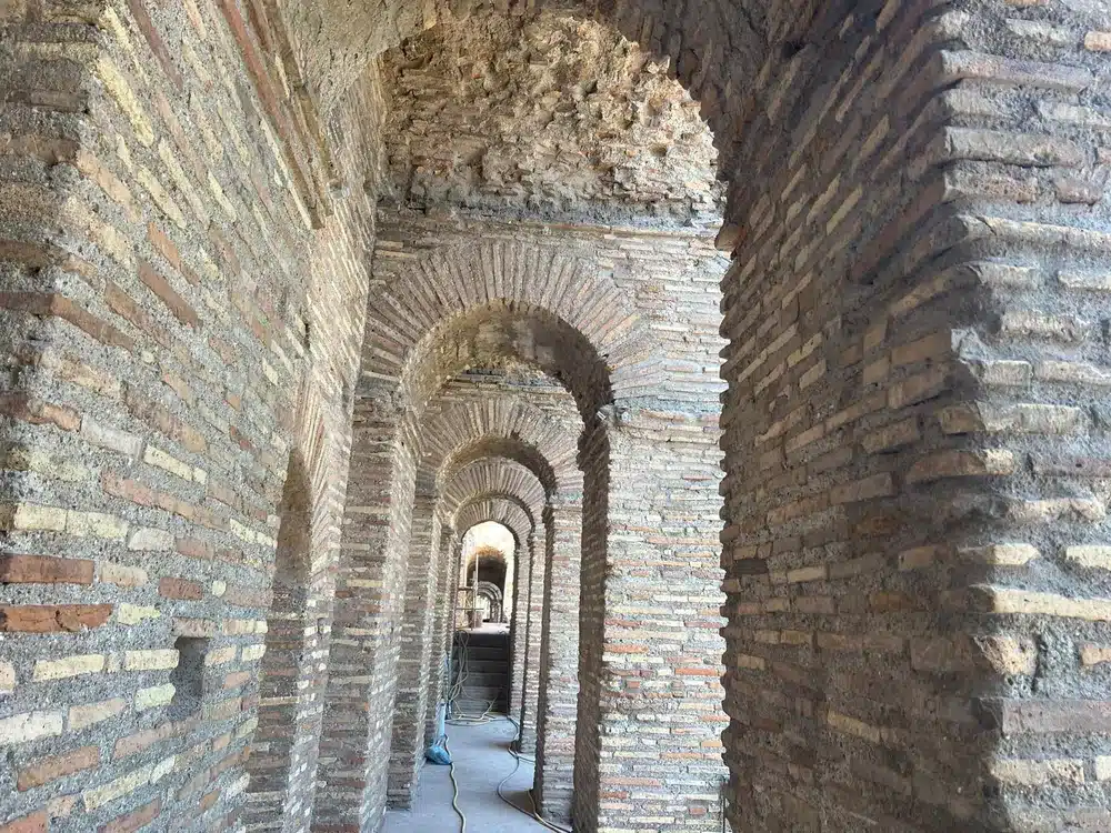 Camminamento interno di Porta Asinaria con la sequenza di arcate delle Mura Aureliane