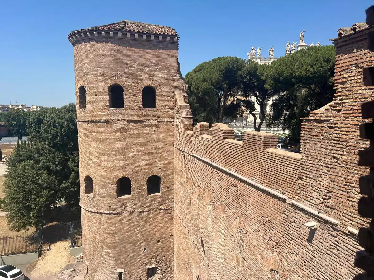 Camminamento sommitale delle Mura Aureliane verso la basilica di San Giovanni in Laterano