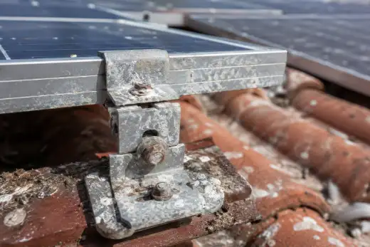 Morsetto di fissaggio di un modulo fotovoltaico incrostato di guano biancastro