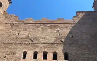 Cortina delle Mura Aureliane con le feritoie usate dai piccioni per nidificare