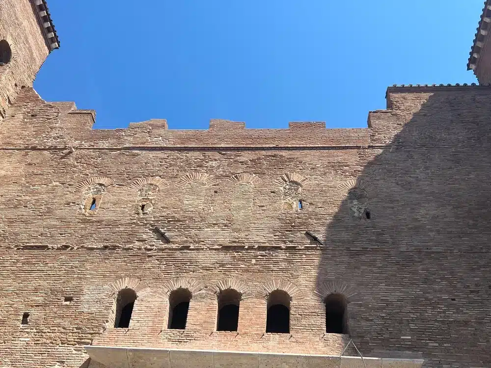 Cortina delle Mura Aureliane con le feritoie usate dai piccioni per nidificare