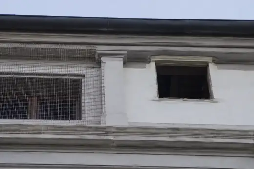 Rete anti volatili installata sulla facciata con un varco verso il sottotetto rimasto aperto accanto
