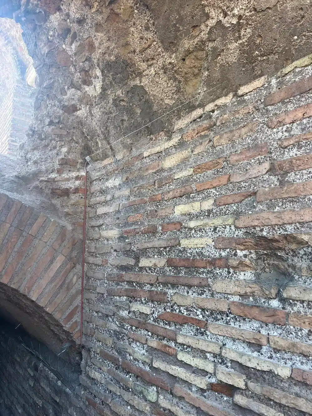 Filo del sistema FlyAway su isolatori applicati alla muratura romana di Porta Asinaria