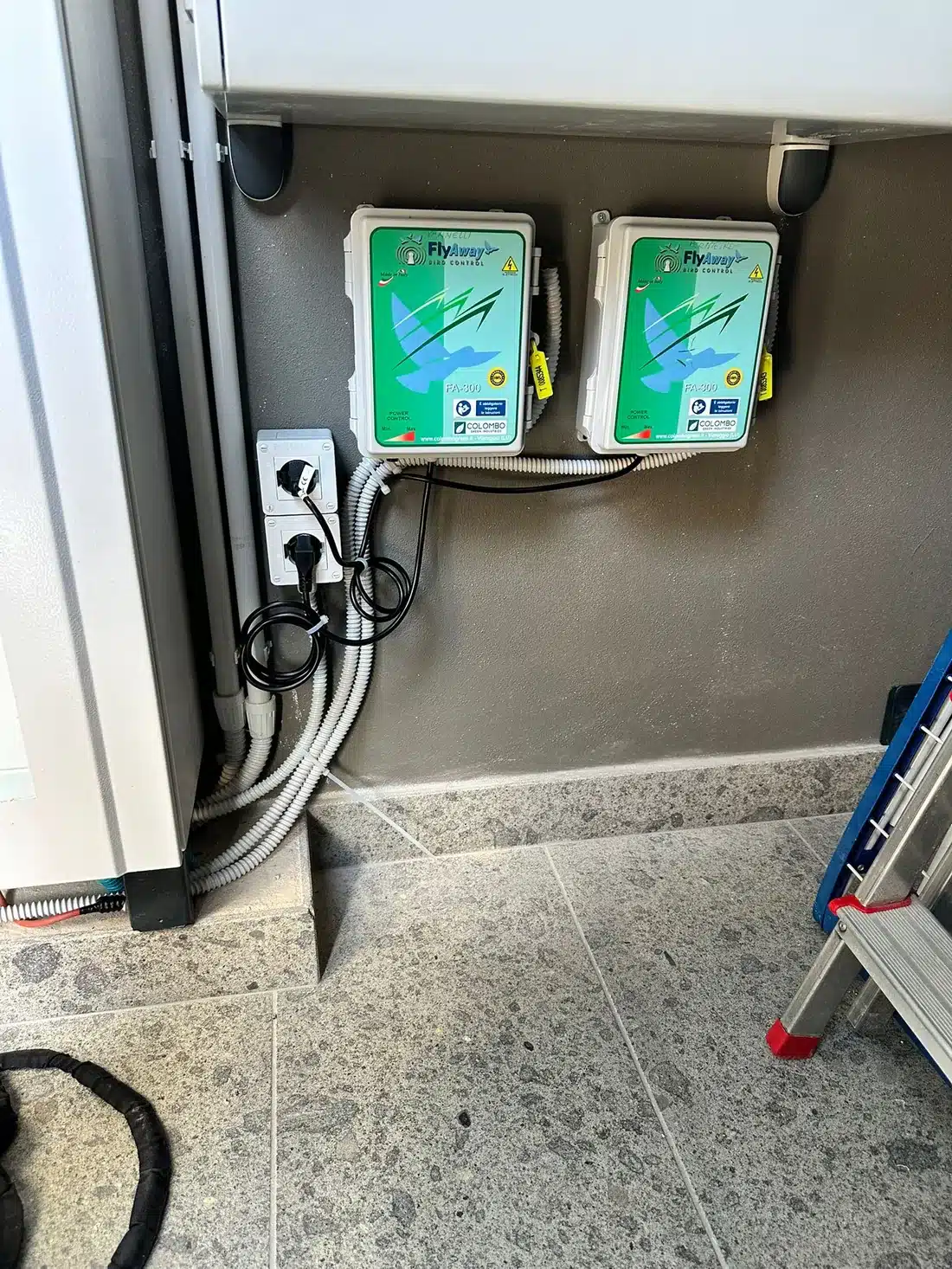 Filo di un sistema dissuasore teso su supporti fra due file di moduli fotovoltaici su copertura piana