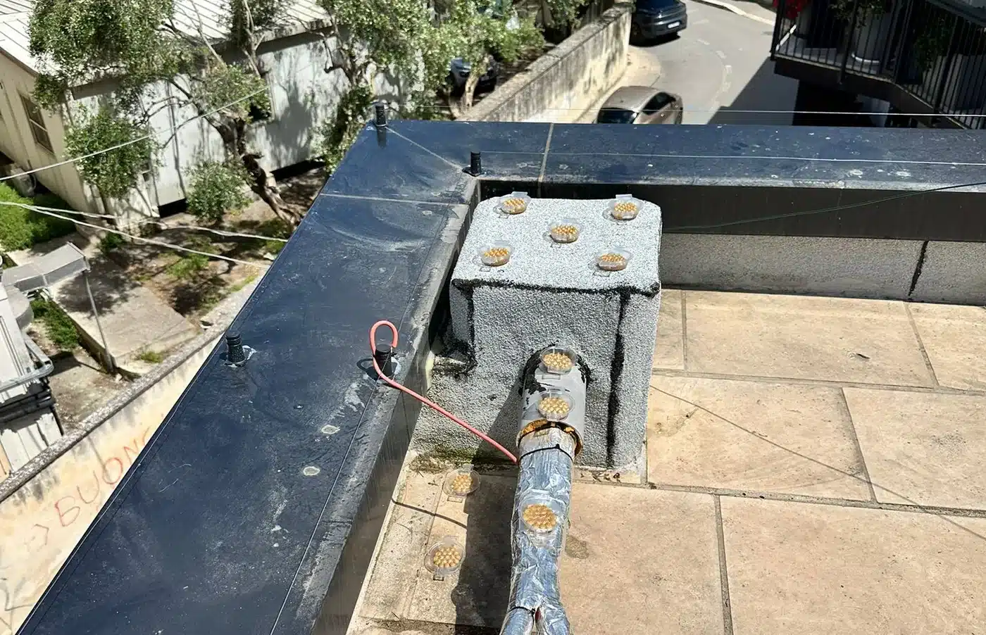 Angolo del parapetto di una copertura: filo FlyAway sul coprimuro e dischi BirdFire sul blocco tecnico