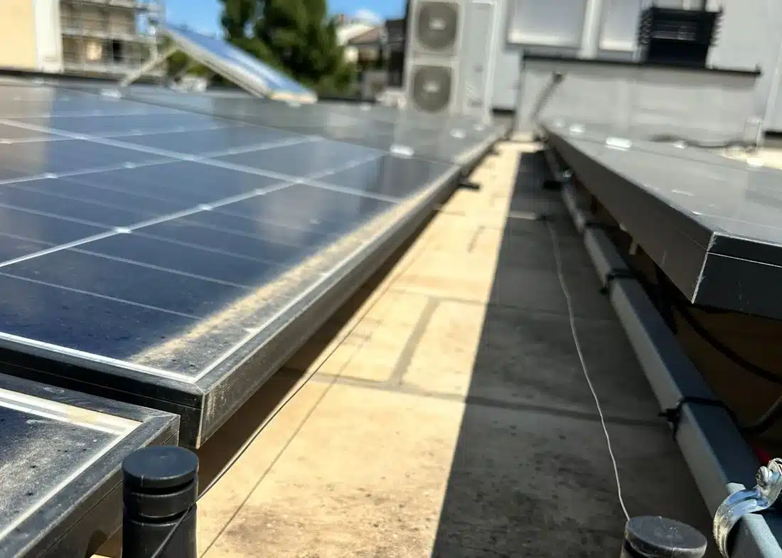 Filo FlyAway teso nel corridoio fra due file di pannelli fotovoltaici su una copertura piana