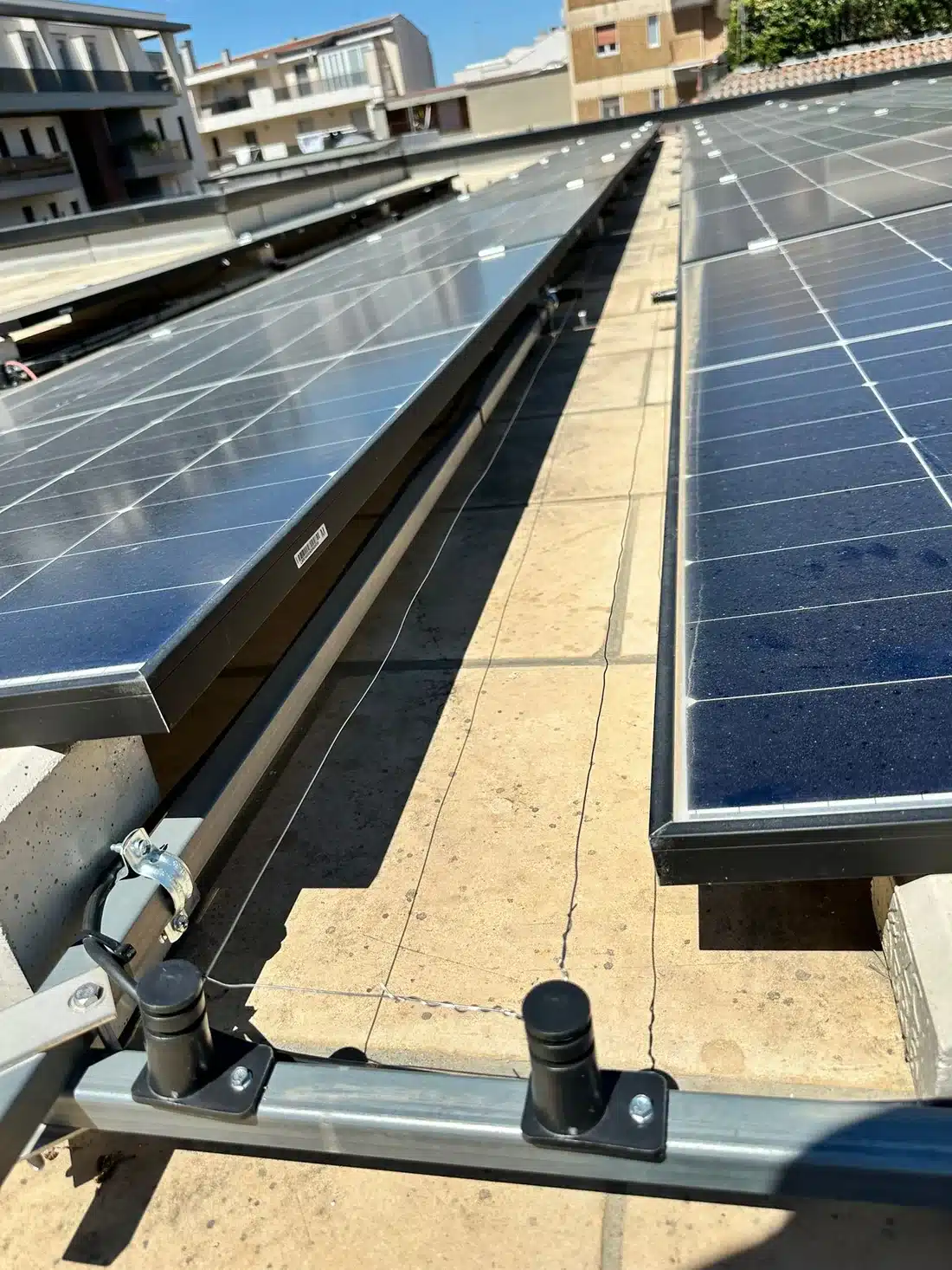 Linea FlyAway: isolatori e filo lungo il bordo dei pannelli su una copertura piana