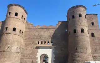 Porta Asinaria e Mura Aureliane a Roma durante l’intervento di allontanamento volatili Birdstop