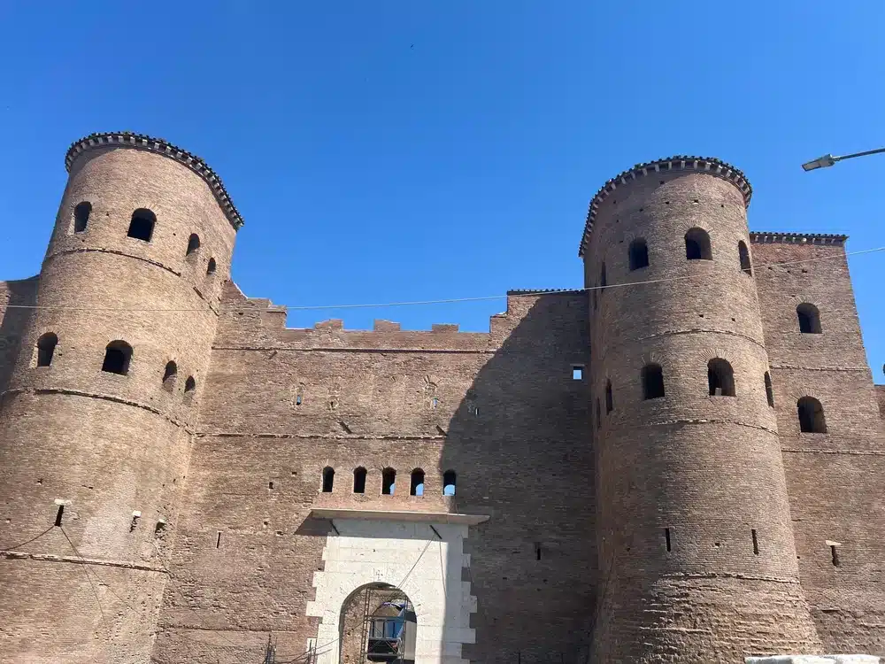 Le due torri semicircolari onoriane di Porta Asinaria viste dal piazzale