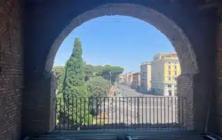 Rete anti volatili su un arco di Porta Asinaria con vista sul piazzale Appio
