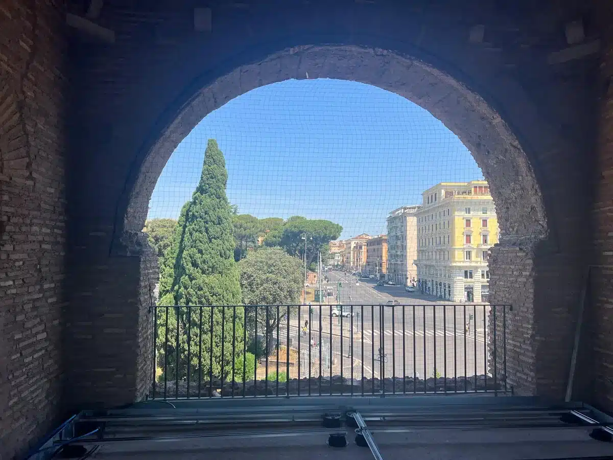 Rete anti volatili su un arco di Porta Asinaria con vista sul piazzale Appio