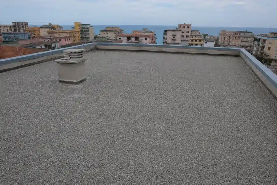 Tetto piano ghiaiato con parapetto e vista sul mare, la superficie che i gabbiani scelgono per nidificare