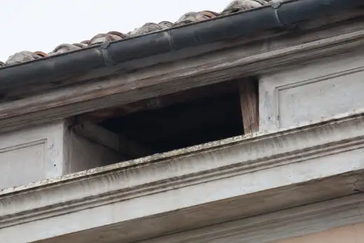Varco aperto sotto la linea di gronda di un edificio, accesso a un sottotetto
