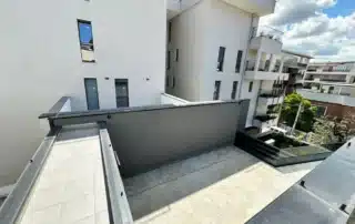 Terrazzi della villa privata di Altamura a impianto concluso, con la linea FlyAway sul coprimuro dei parapetti