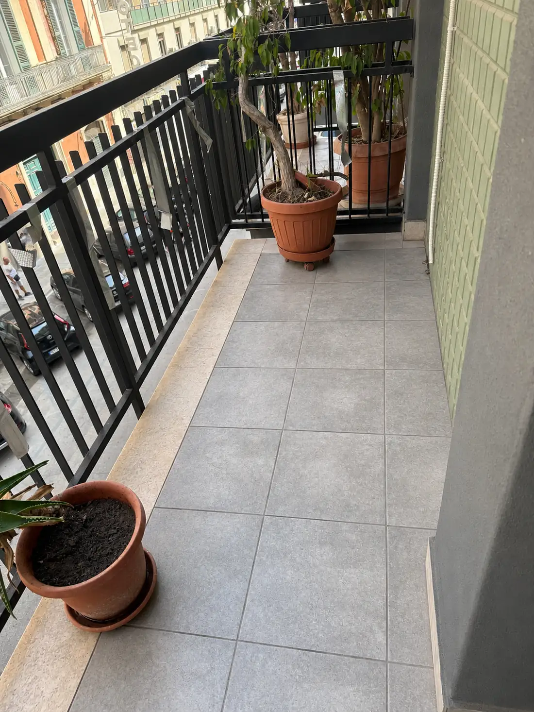 Lo stesso balcone dopo la bonifica: la superficie pulita e disinfettata