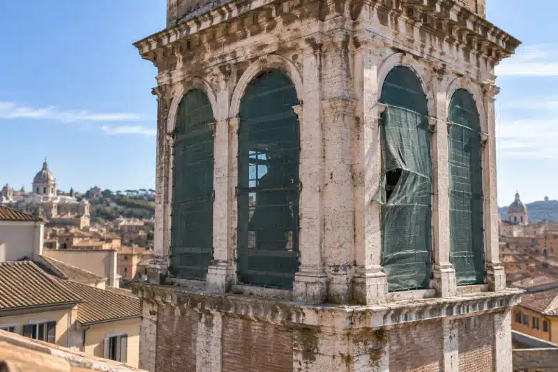 Campanile con le aperture della cella campanaria chiuse da reti verdi