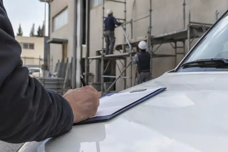 Verbale di fine lavori firmato sul cofano del furgone mentre la squadra smonta il ponteggio, senza aver visto le foto dei punti trattati