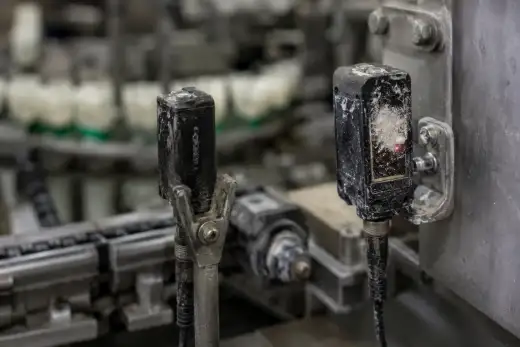 Fotocellula e sensore su una linea di produzione con la lente imbrattata