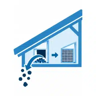 Sottotetto in sezione: da un lato il guano che viene portato via, dall’altro l’apertura chiusa con la rete