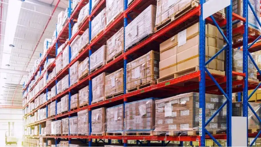 Magazzino aziendale con merci su pallet e scaffalature