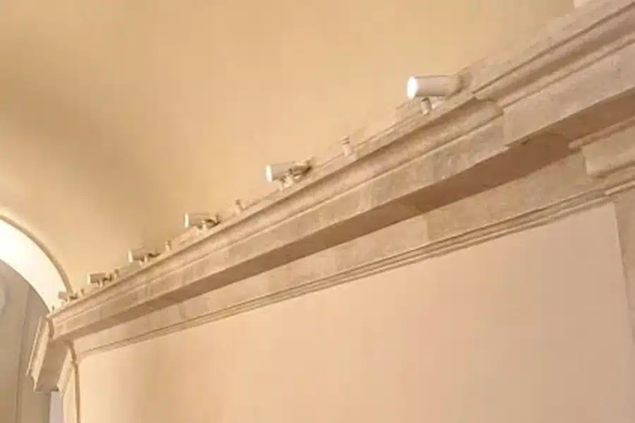 Cornice in travertino con isolatori FlyAway quasi invisibili
