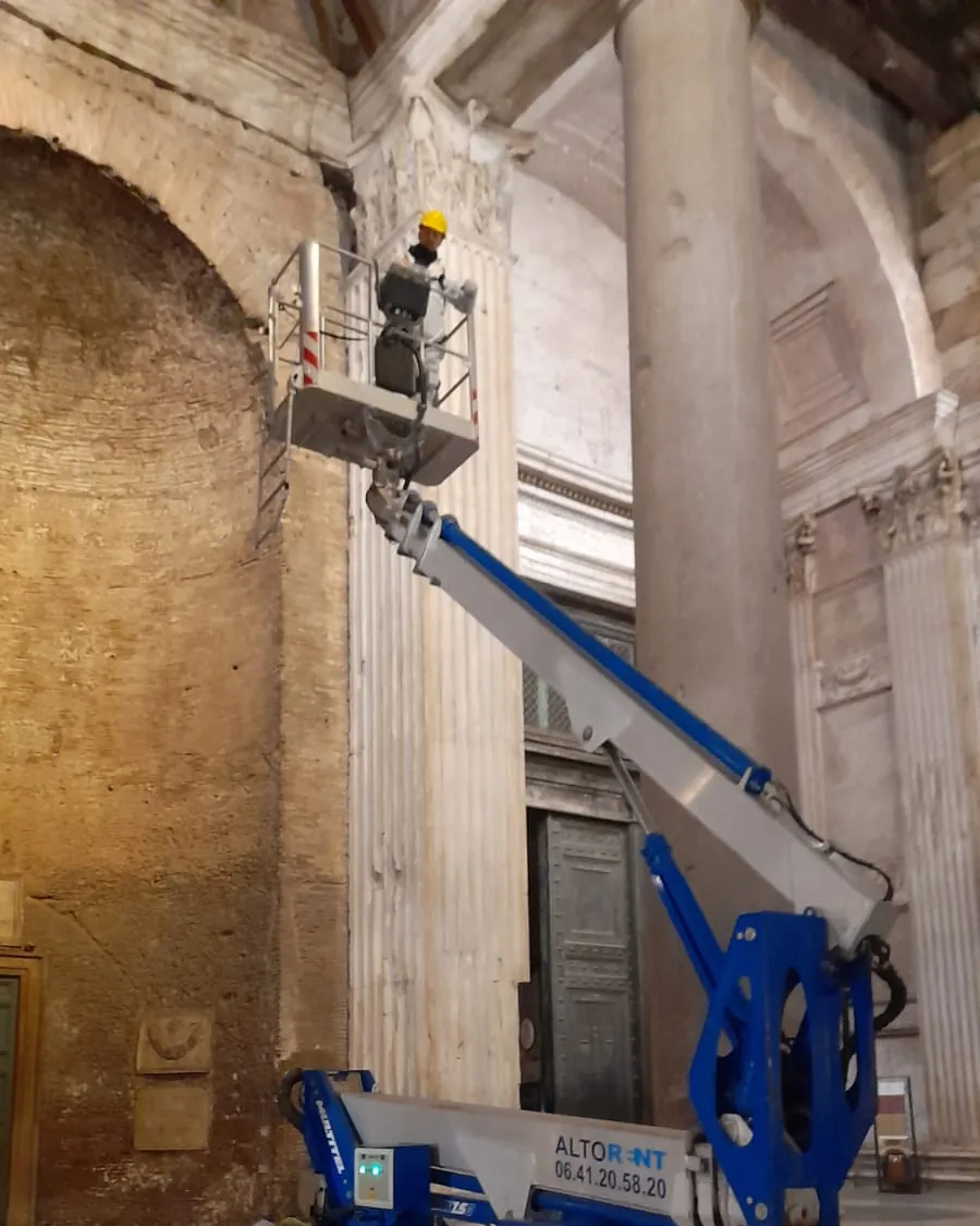 Tecnico su piattaforma aerea al lavoro in quota fra le colonne del Pantheon a Roma